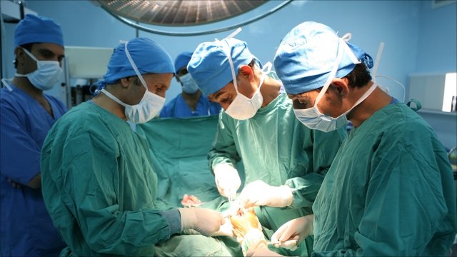 Dottori durante un'operazione 2