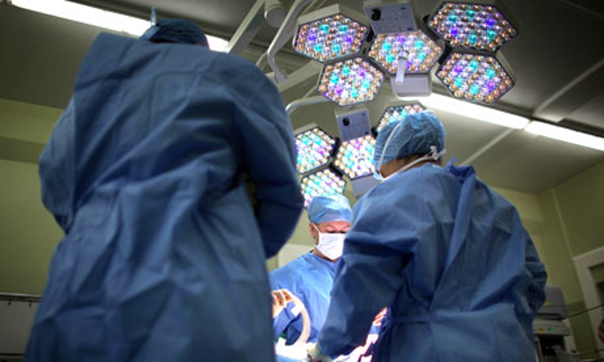 Dottori durante un'operazione 4