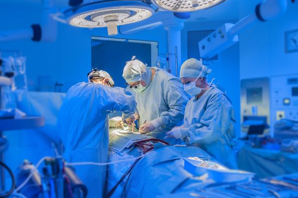 Dottori durante un'operazione