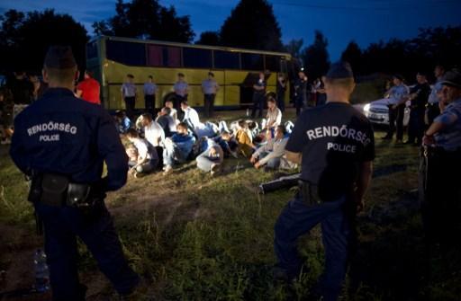 I poliziotti con i migranti