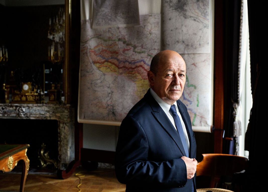 Il ministro per la difesa francese Le Drian