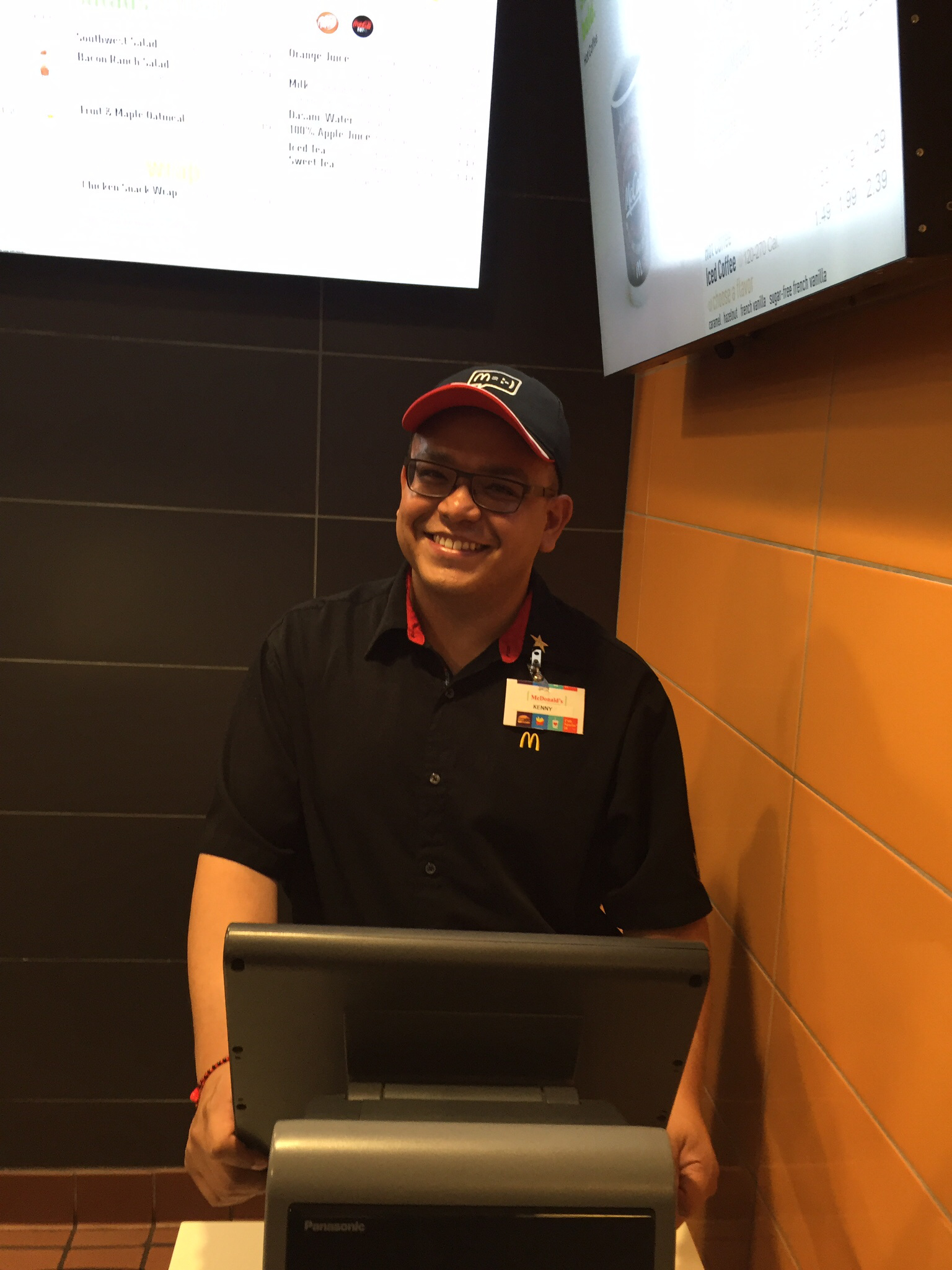 Kenny, il cassiere che ha aiutato il cliente disabile 2