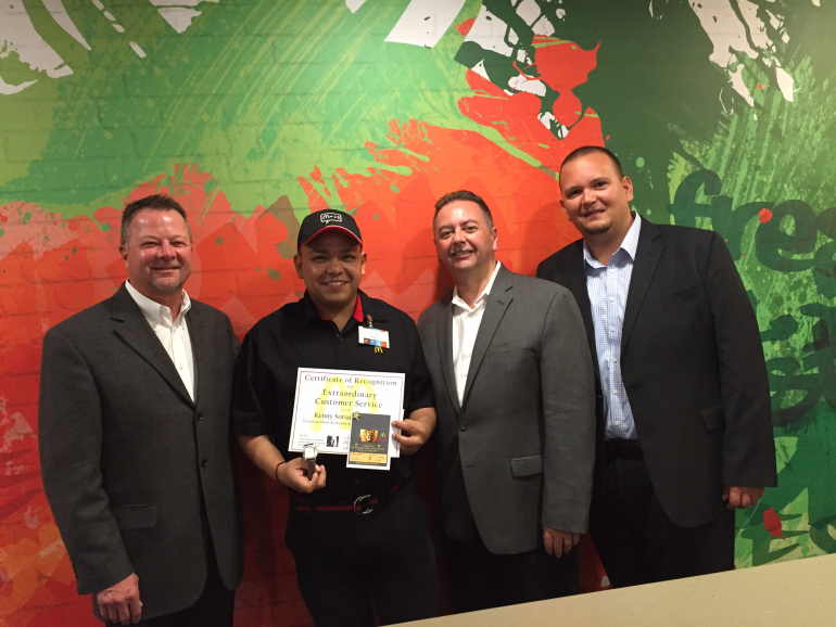 Kenny, il cassiere che ha aiutato il cliente disabile