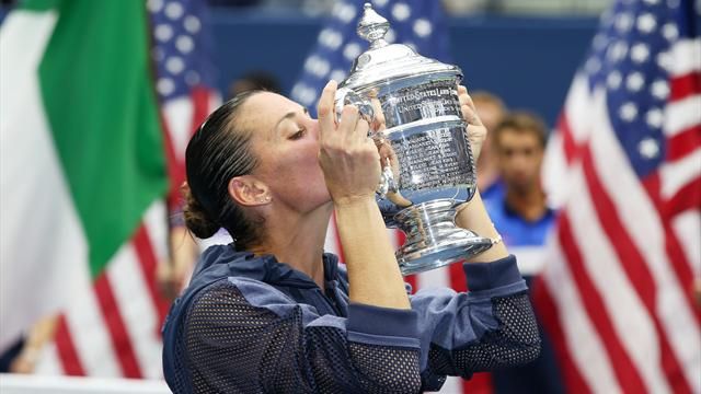 La Pennetta bacia l'ambito trofeo