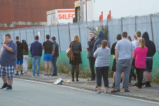 La folla riunita per il protest party