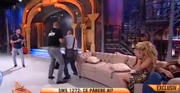 Le bodyguard intervengono per separare il cantante dalla sua compagna