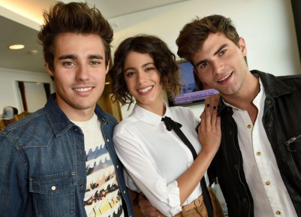 Martina Stoessel con i due protagonisti maschili di Violetta