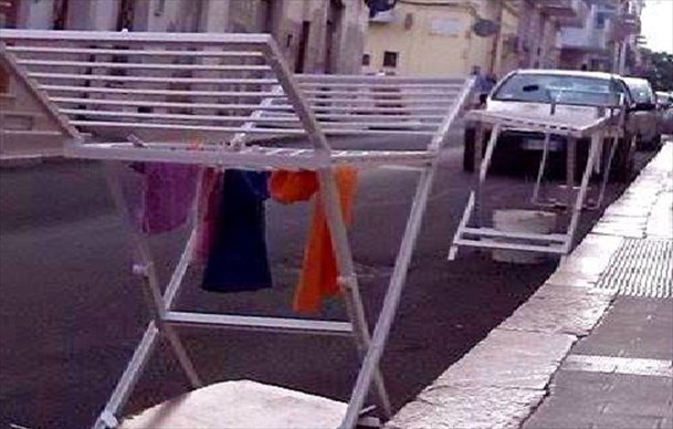 Metodo anticonvenzionale per occupare un parcheggio