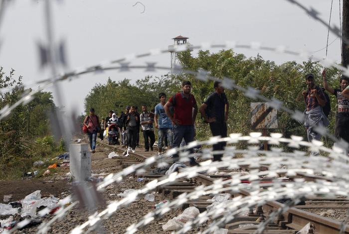Migranti al confine ungherese - 2
