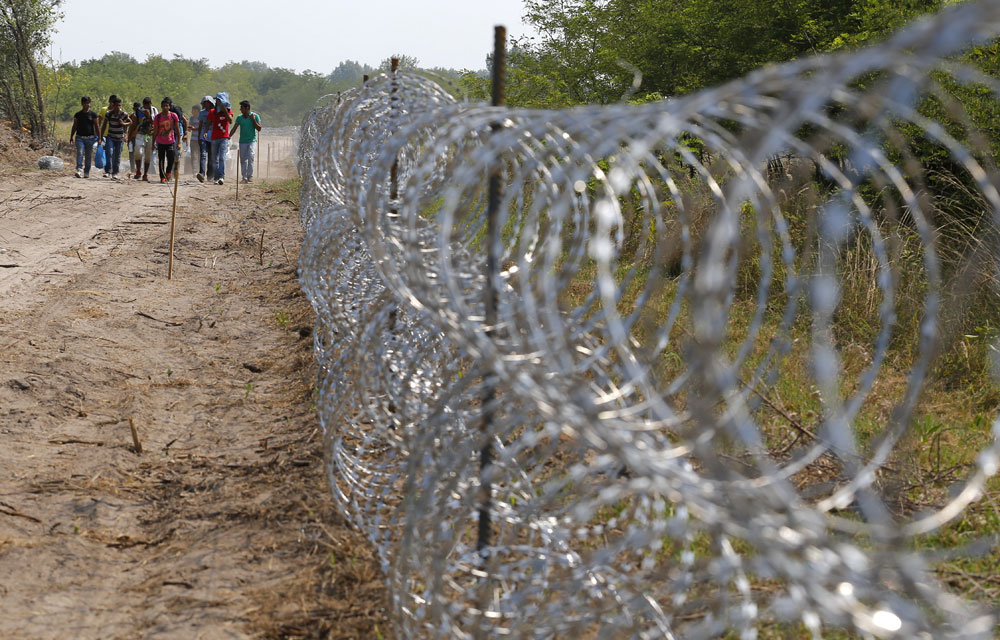 Migranti oltre la recinzione