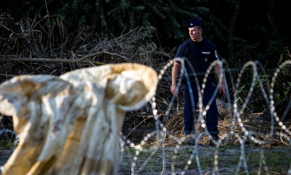 Poliziotti controllano la frontiera