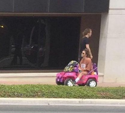 Tara e la sua jeep di Barbie - 3