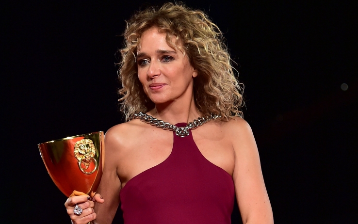 Una raggiante Valeria Golino ritira la Coppa volpi a Venezia