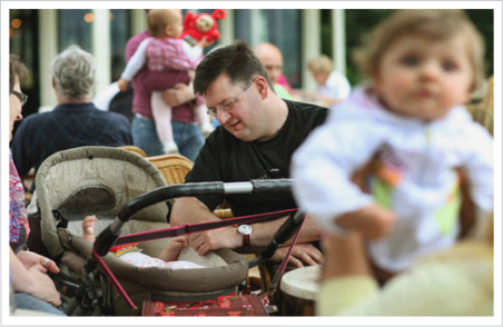 Ed Houben con un bambino 1
