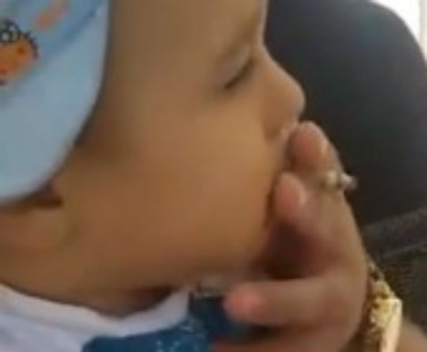 Alcol e sigarette al figlio