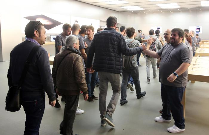 Apple Store accoglie clienti