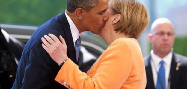 Bacio sulla guancia Merkel-Obama