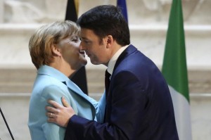 Bacio sulla guancia Merkel-Renzi