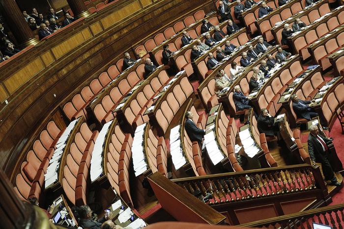 Banchi vuoti dell'opposizione