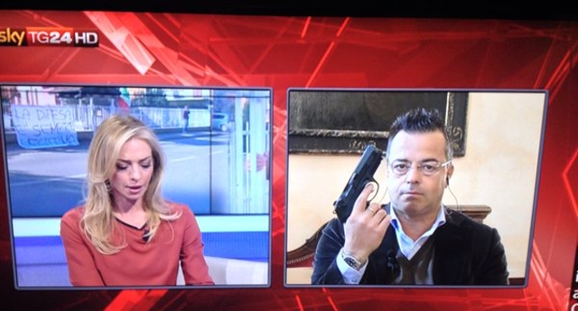 Buonanno mostra pistola a SkyTg24