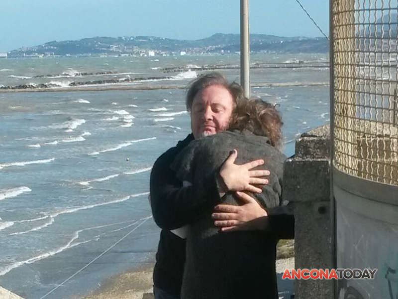 L'abbraccio tra Morresi e la donna