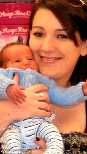 Claire Barnett con il piccolo Joshua