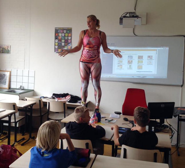 Insegnante si spoglia per insegnare anatomia 2