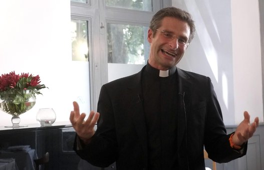 Mons Charamsa alla conferenza stampa 4