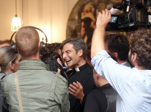 Mons Charamsa alla conferenza stampa