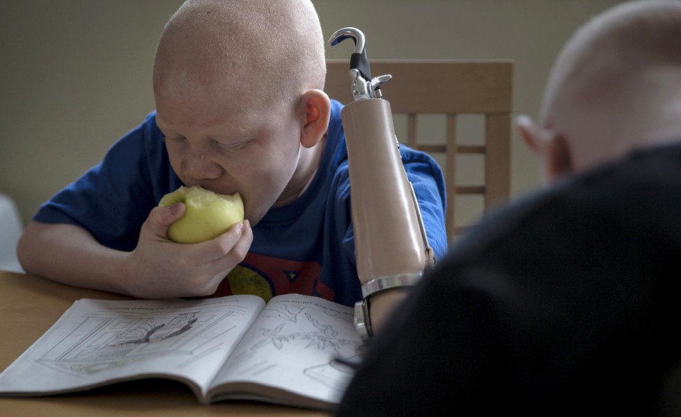 Mwigulu mentre mangia una mela
