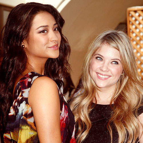 Ospiti agli EMA le attrici Shay Mitchell e Ashley Benson