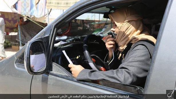 Un terrorista legge i crimini delle vittime