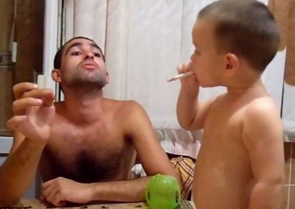altro bimbo costretto a fumare da suo padre