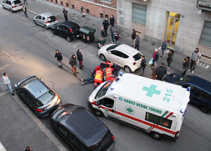 Primi soccorsi all'uomo