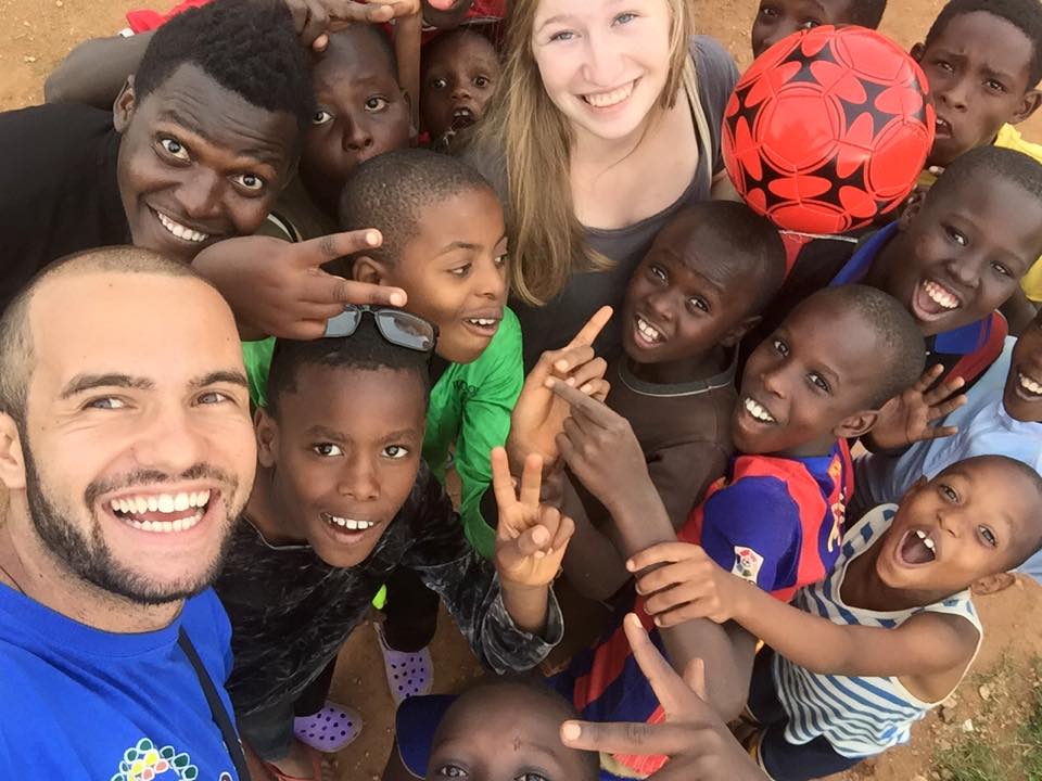 Andrea con bambini africani