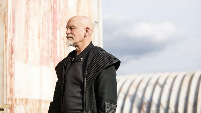 John Malkovich in una scena del trailer