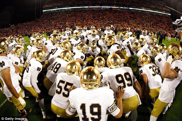 La donna costringeva gli atleti di colore a fare sesso con la figlia