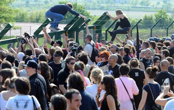 Animalisti protestano fuori dall'allevamento