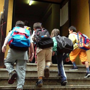 Bambini che vanno a scuola