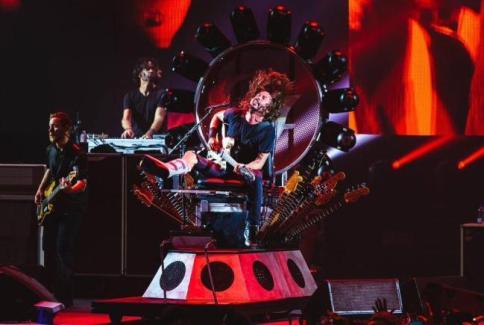 David Grohl durante il concerto al Nuovo Teatro Carisport di Cesena