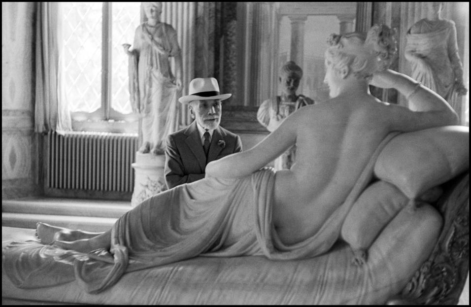 David Seymour, Bernard Berenson osserva la statua di Paolina
