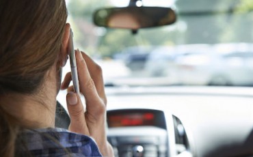 Donna con cellulare alla guida 2