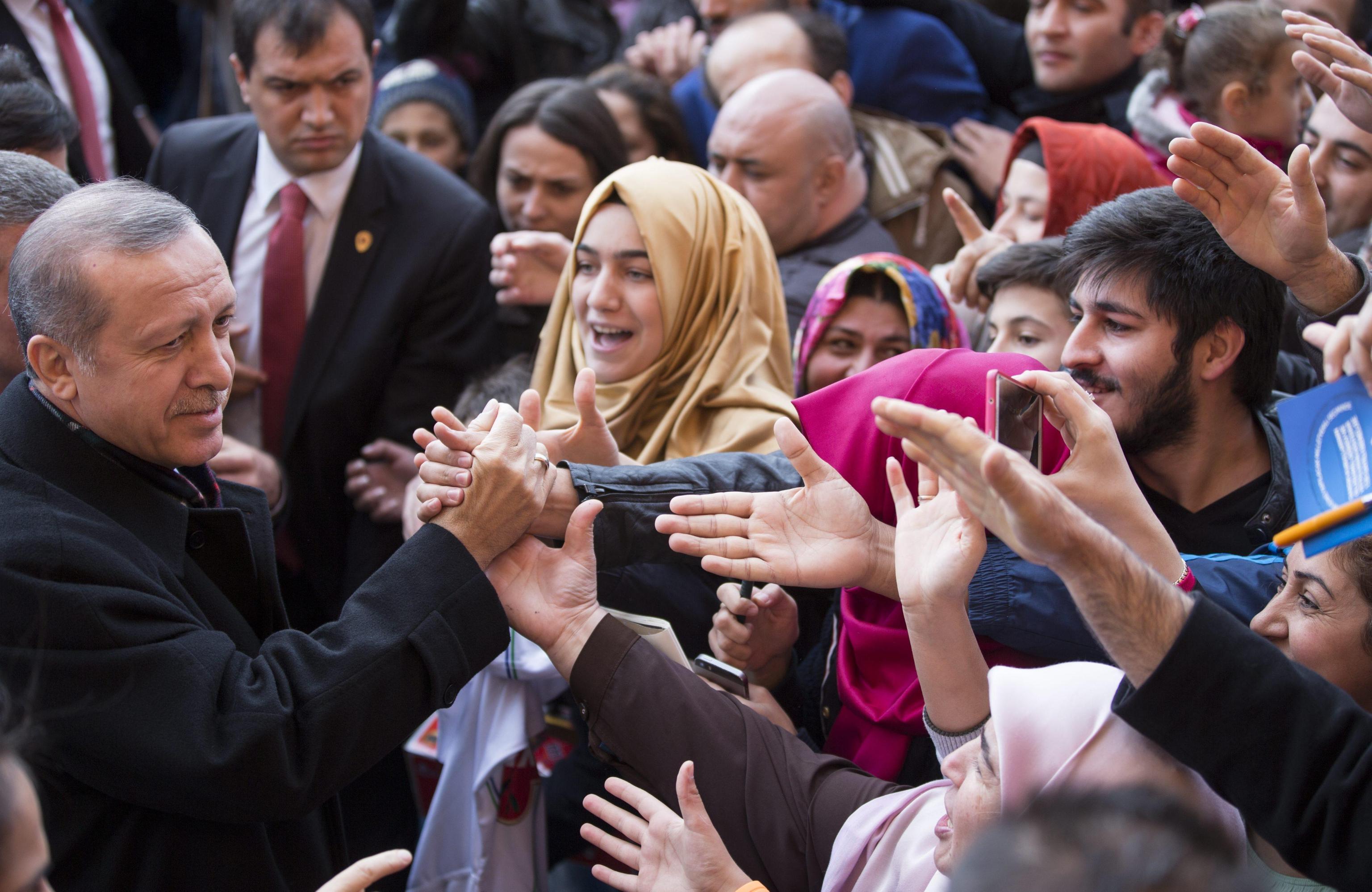 La popolazione saluta il presidente