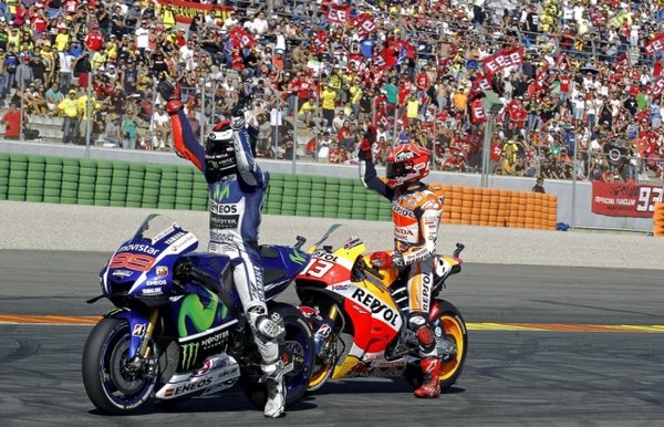 Marquez fa la guardia del corpo e regala il Mondiale a Lorenzo