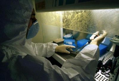 Medico durante fecondazione assistita - 3