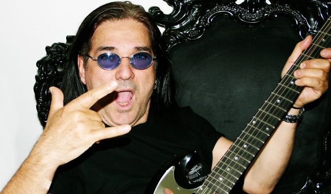 Oltre ad essere cantante, Scotto conduce anche un programma su Rock TV