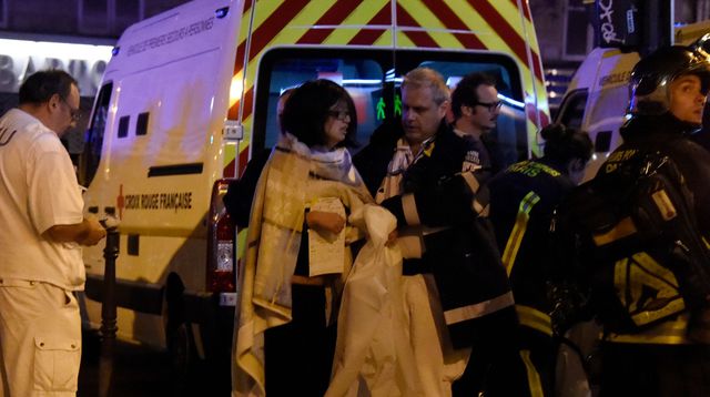 Pompieri evacuano i residenti dopo il Bataclan 2