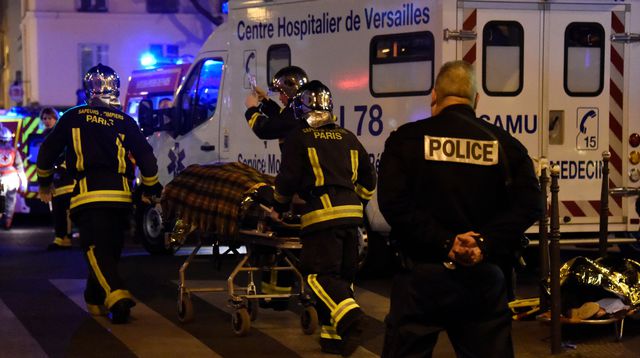 Pompieri evacuano i residenti dopo il Bataclan