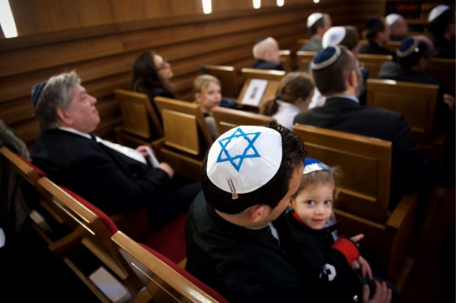 Ebrei con indosso la kippah