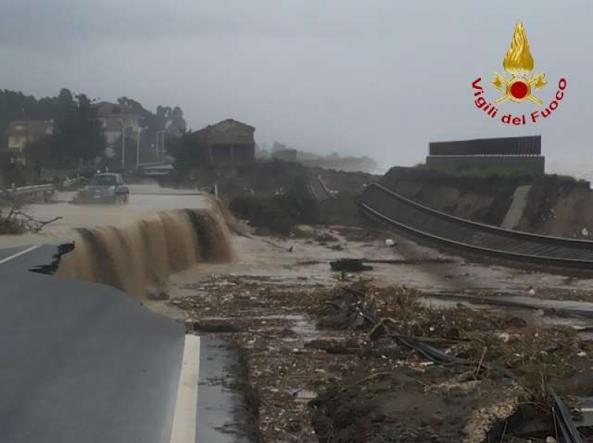 Statale 106 e linea ferroviaria